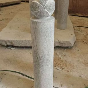 乐山 芝麻白花岗岩石材挡车石柱、停车柱、圆柱挡车柱、方柱挡车柱等