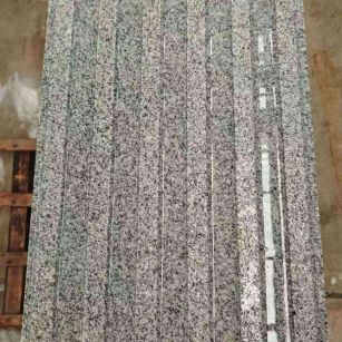 乐山 芝麻白花岗岩荔枝面雕刻盲道，盲条