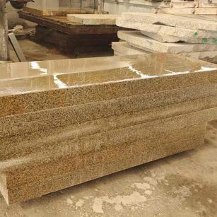 乐山 黄金麻栏杆料半成品加工中