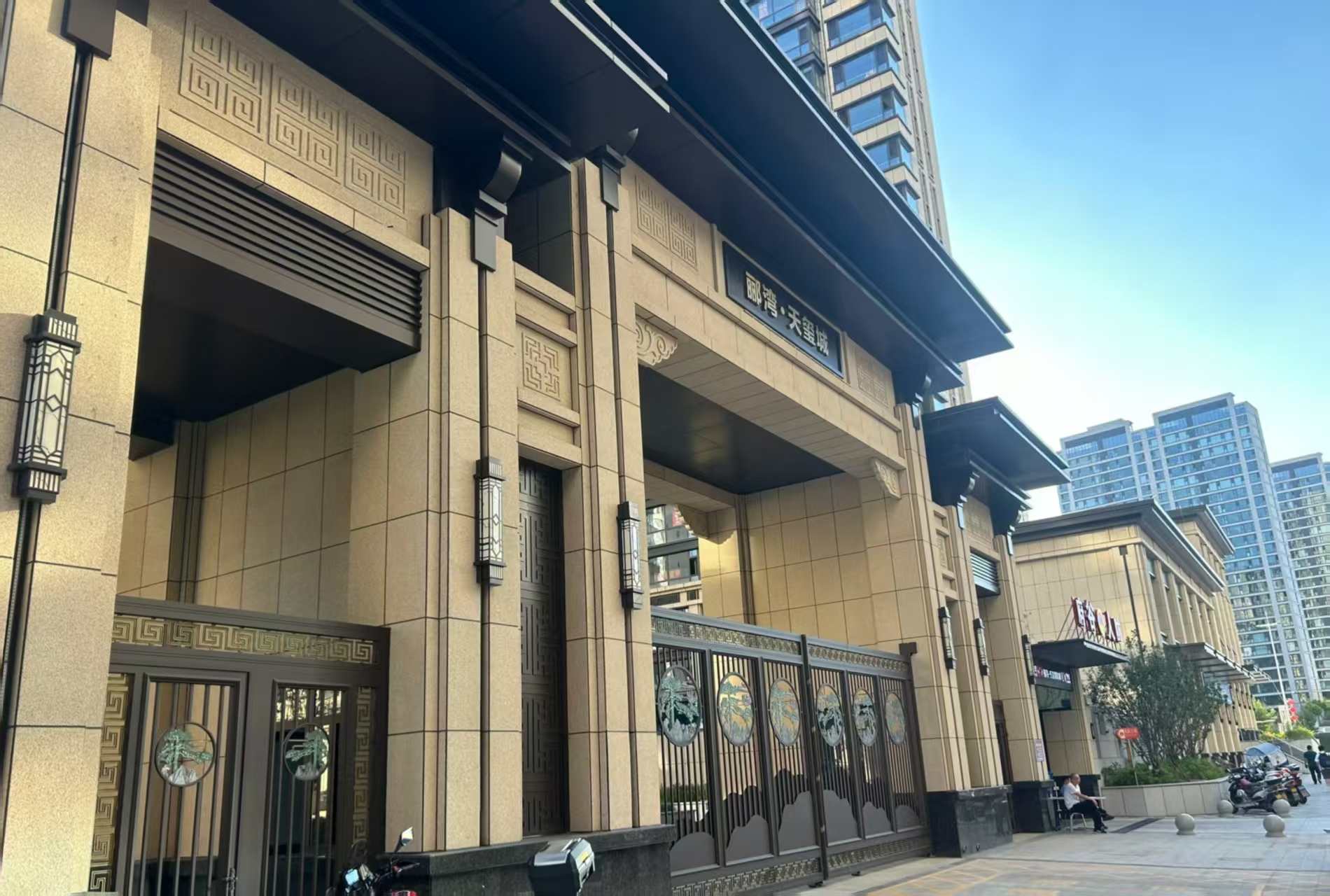 乐山 黄金麻花岗岩荔枝面小区门楼外墙干挂