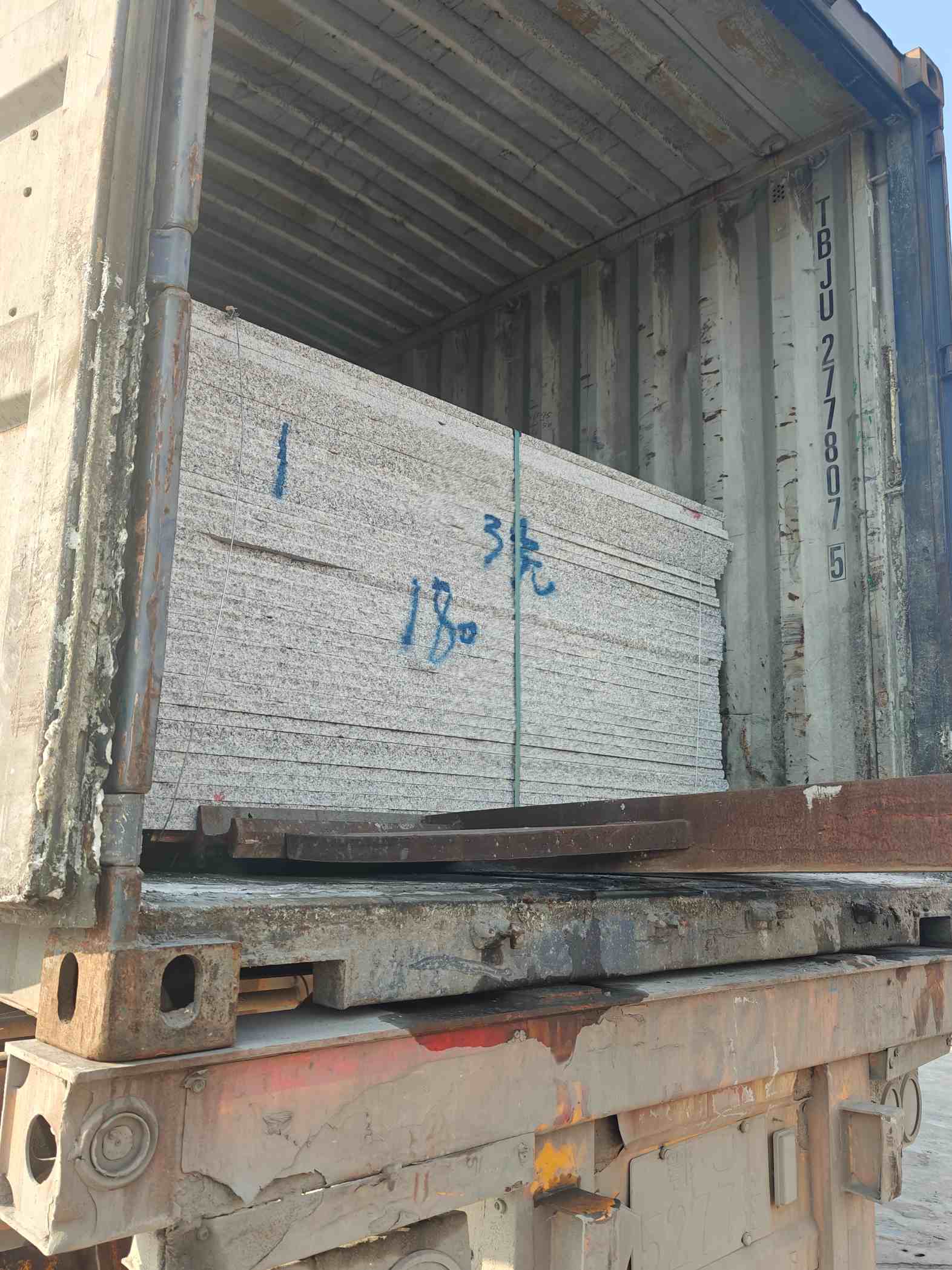 乐山 芝麻白花岗岩石材3.0公分光面毛板装柜出货