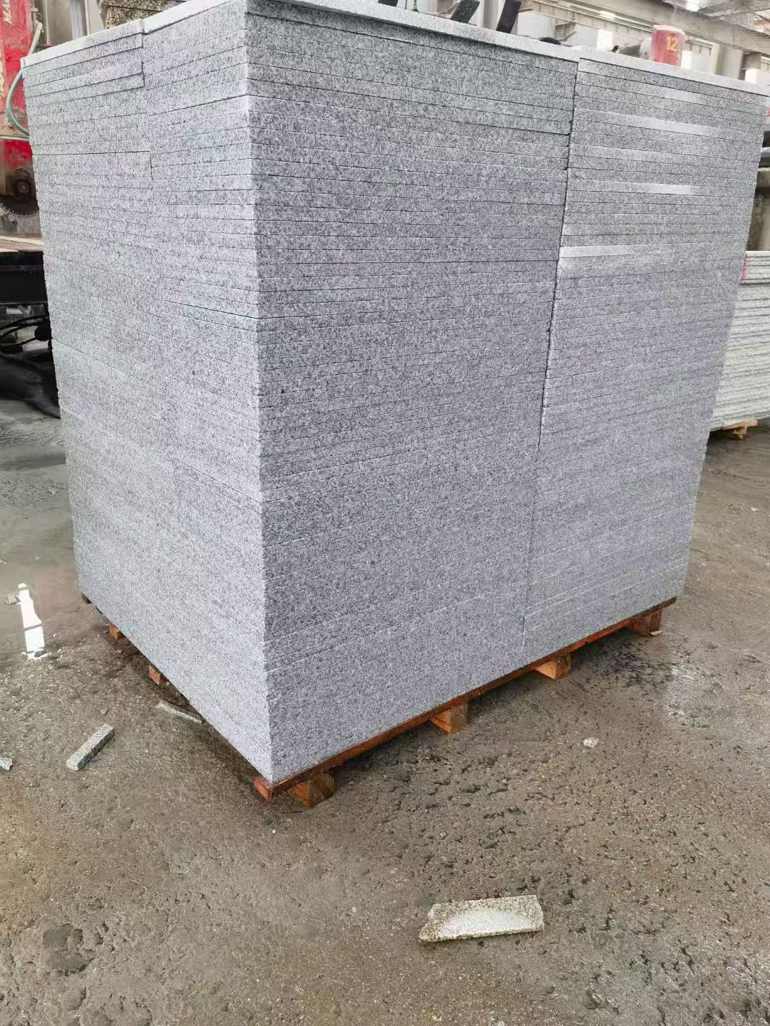 乐山 芝麻白火烧面1.8厚300*600地铺石，尺寸标准，厚薄均匀