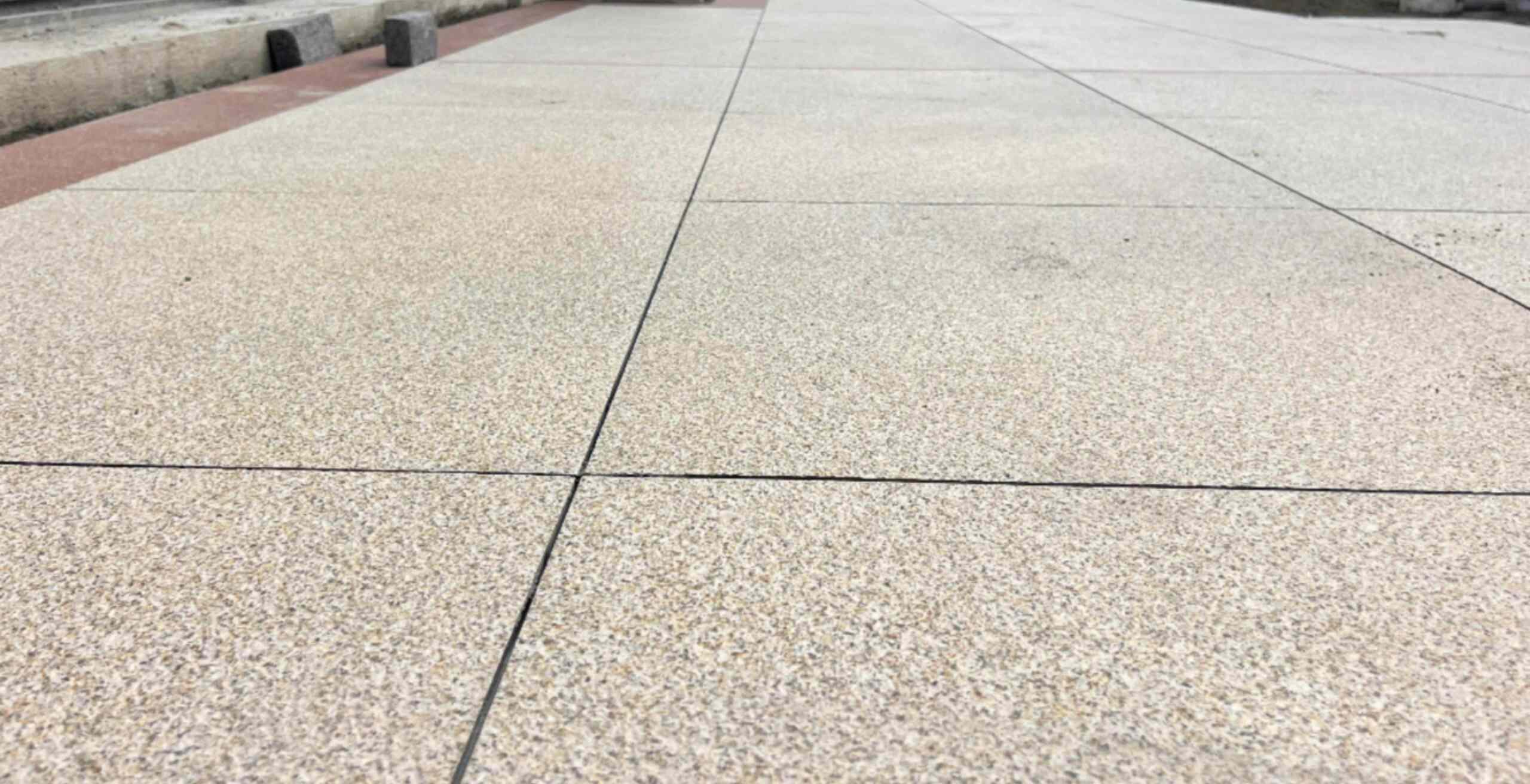 乐山 黄金麻花岗岩石板材荔枝面地面铺装效果