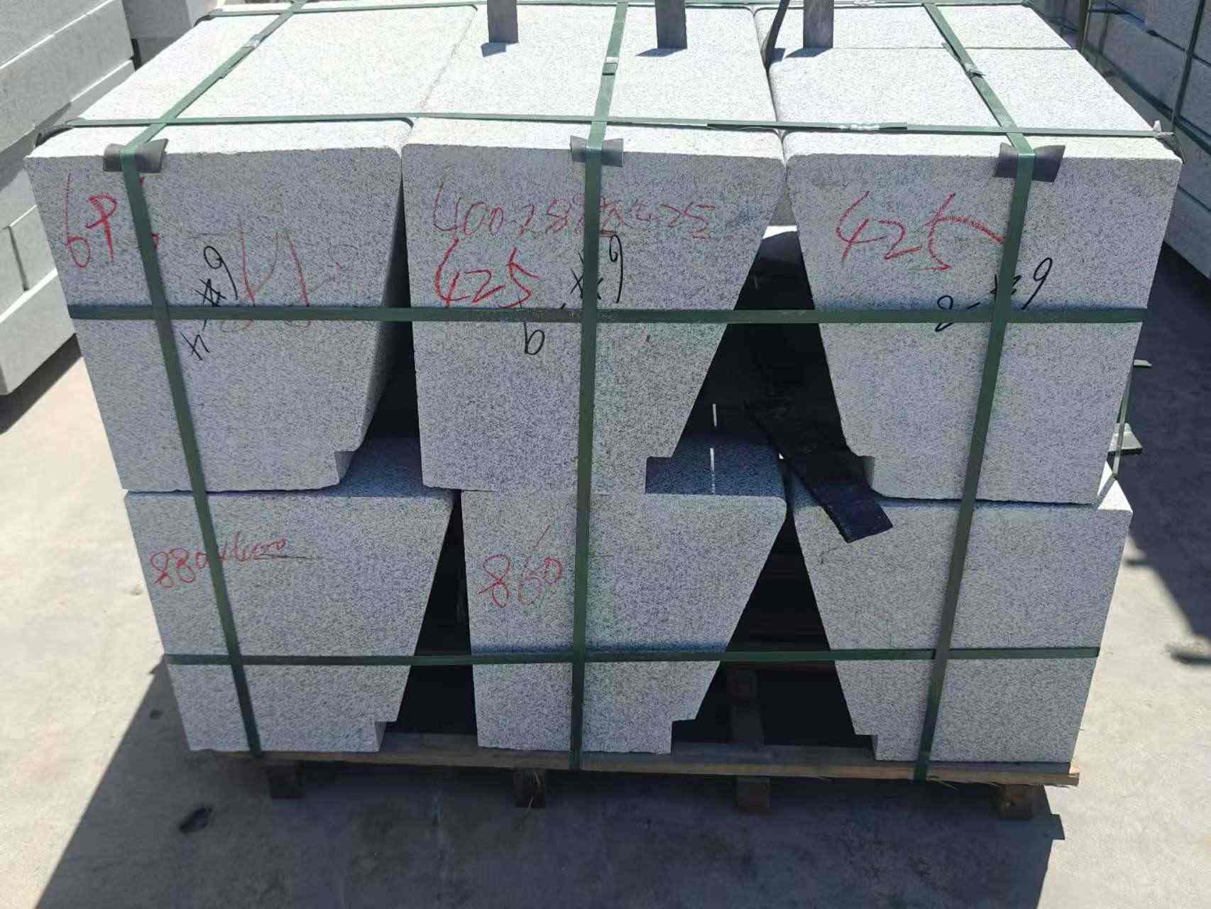 乐山 芝麻白异形坐凳，石凳