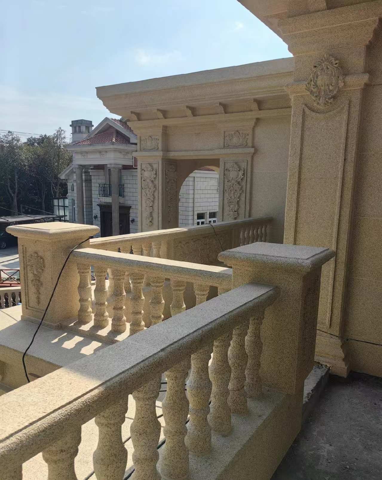 乐山 黄金麻别墅外墙干挂雕花配合阳台栏杆花瓶柱