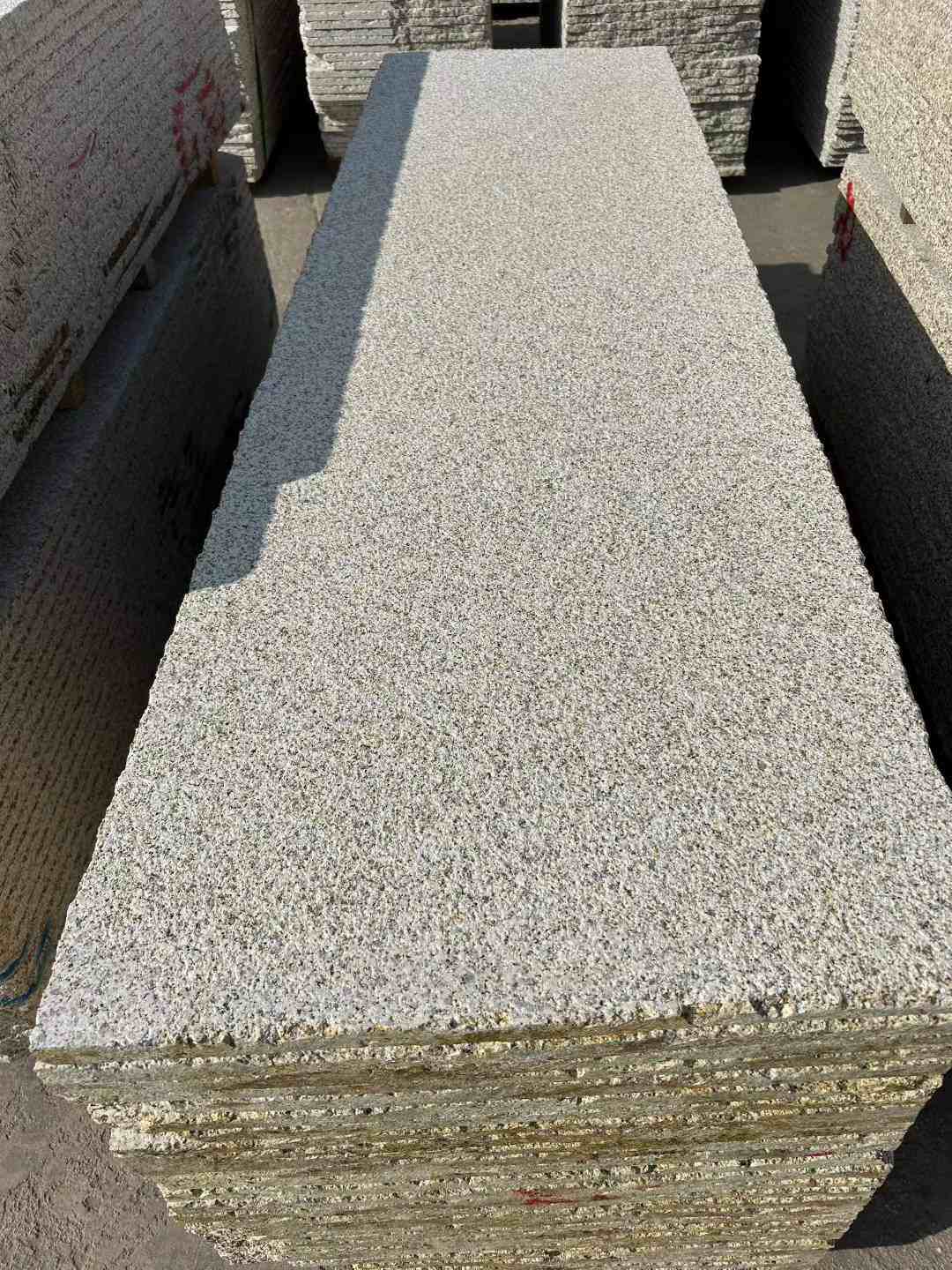 乐山 黄金麻花岗岩荔枝面毛板，半成品