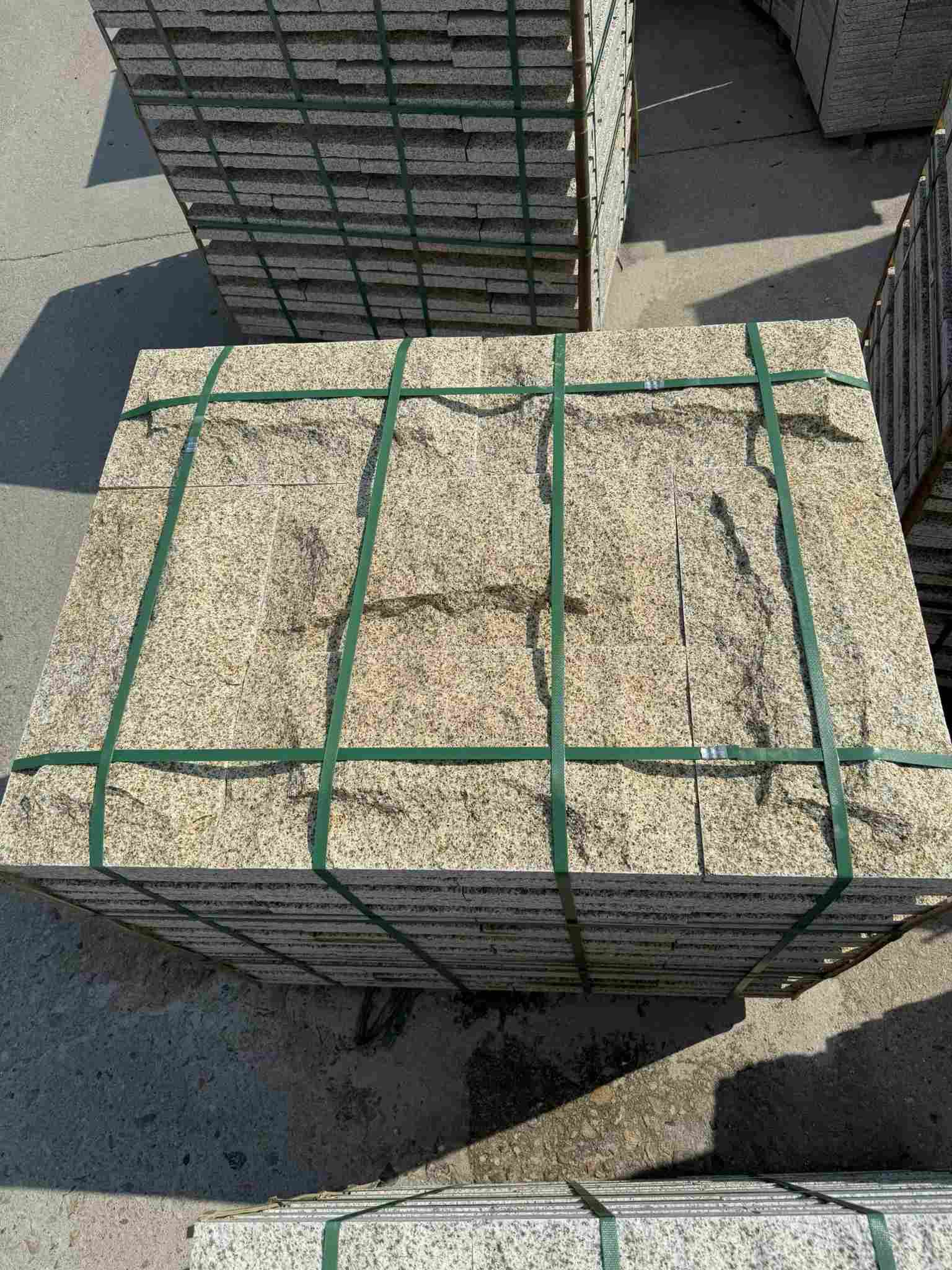 乐山 黄金麻花岗岩石材自然面蘑菇石成品