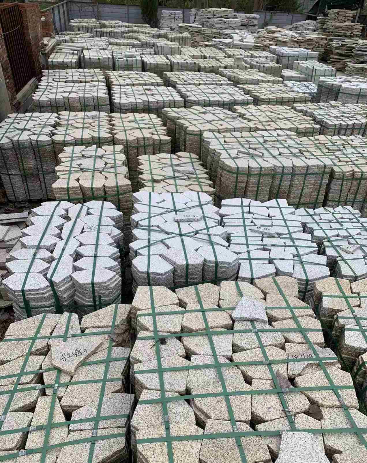 乐山 黄金麻白麻花岗岩荔枝面地铺石(冰裂纹)