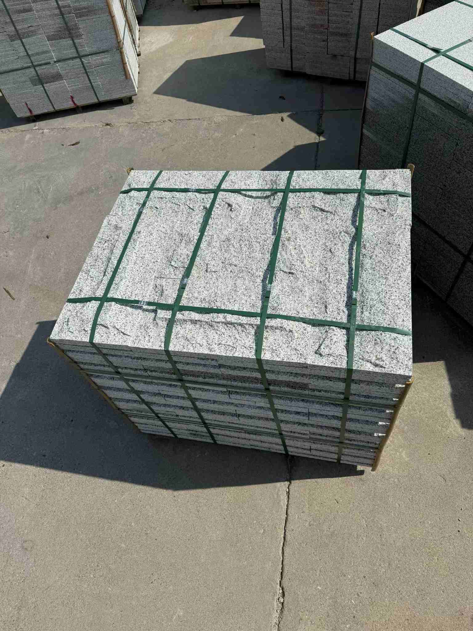 乐山 白麻花岗岩石材自然面蘑菇石成品