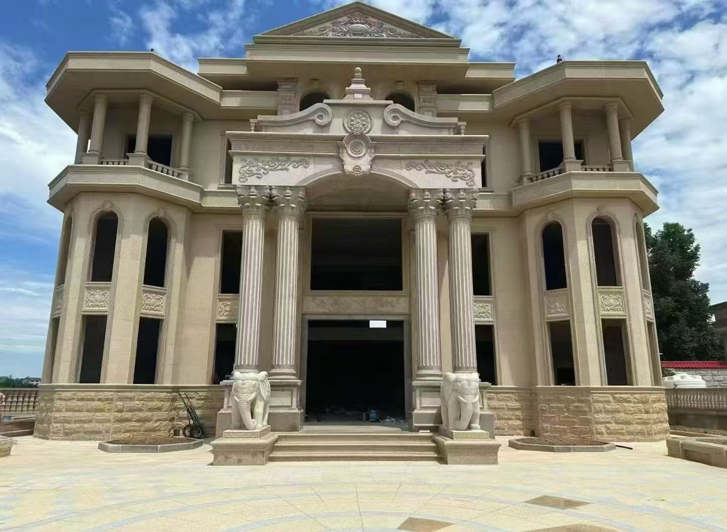 乐山 黄金麻别墅外墙干挂，大柱，大象，蘑菇石，雕花板