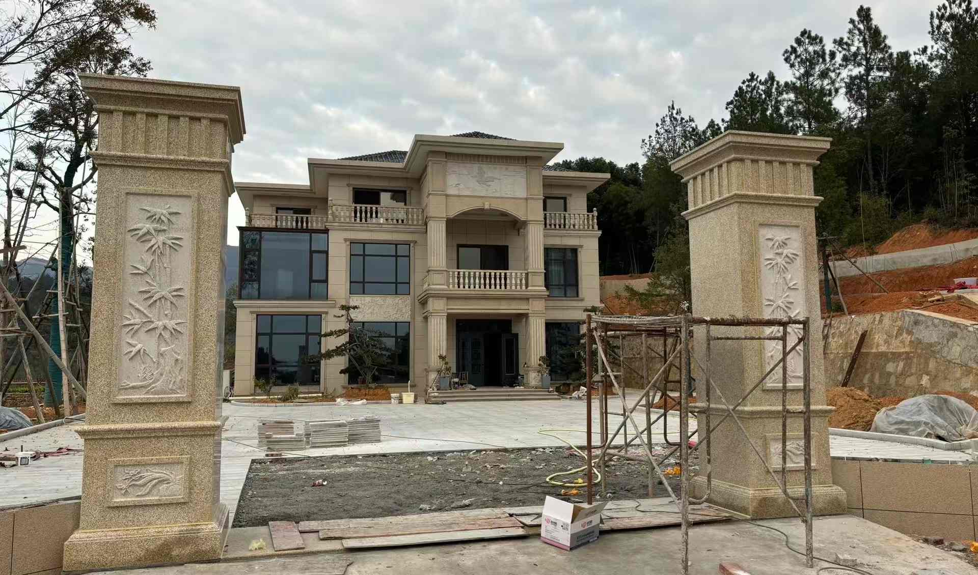 乐山 黄金麻花岗岩别墅雕花外墙干挂配上门口雕花罗马柱