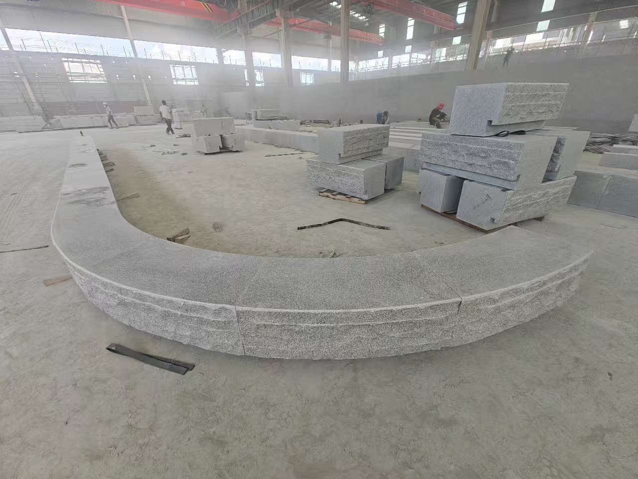 乐山 芝麻白异形坐凳，自然面光面弧形加工