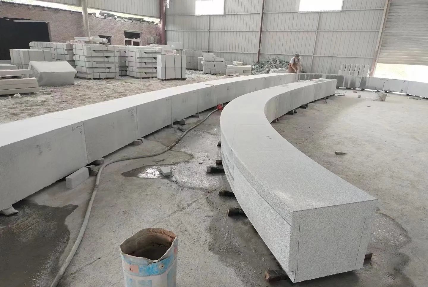 乐山芝麻白花岗岩石板材 园林光面弧形坐凳