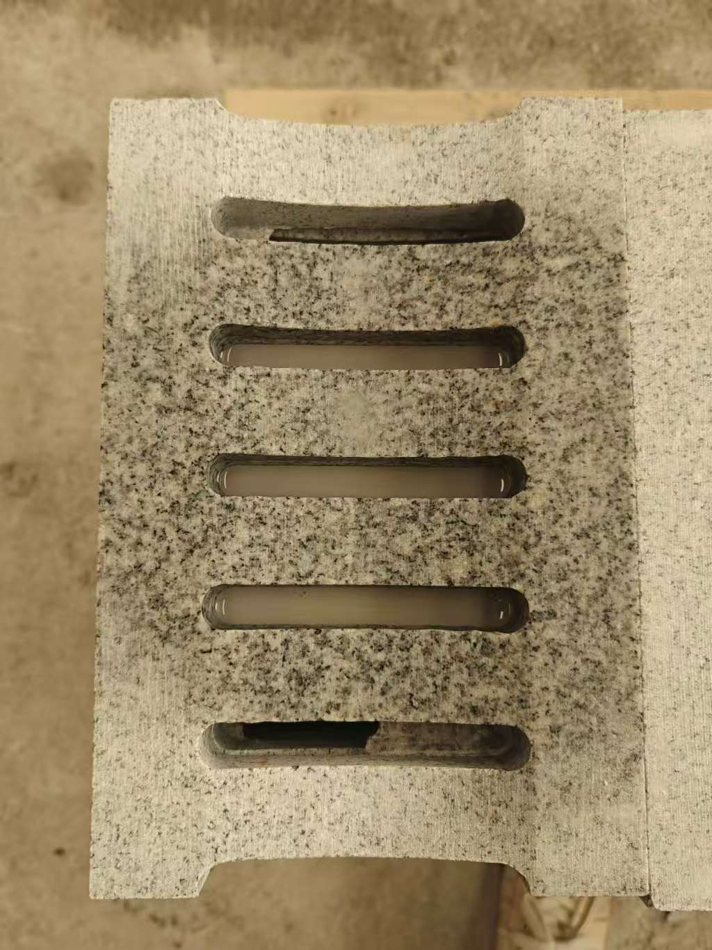 乐山 芝麻白拉丝面花岗岩U型开槽排水槽