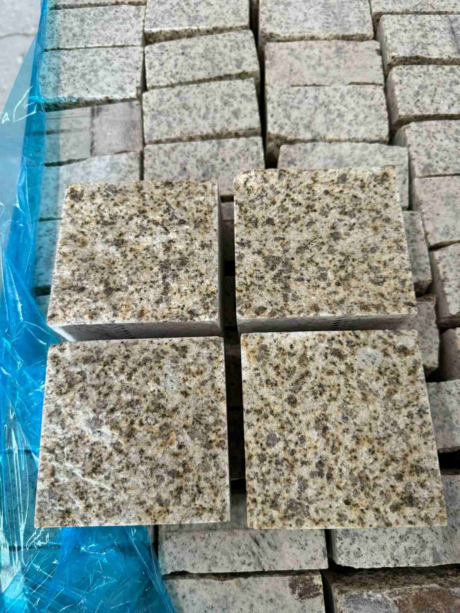 乐山 黄金麻花岗岩自然面小方块，弹石，马蹄石等