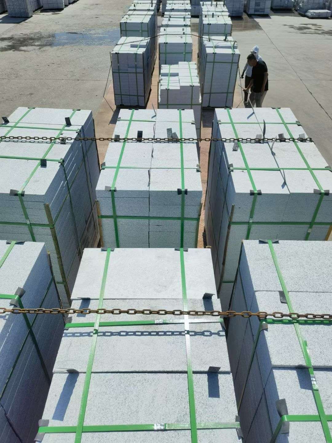 乐山 芝麻白花岗岩5公分地铺石 花岗岩厂家工厂装车日常