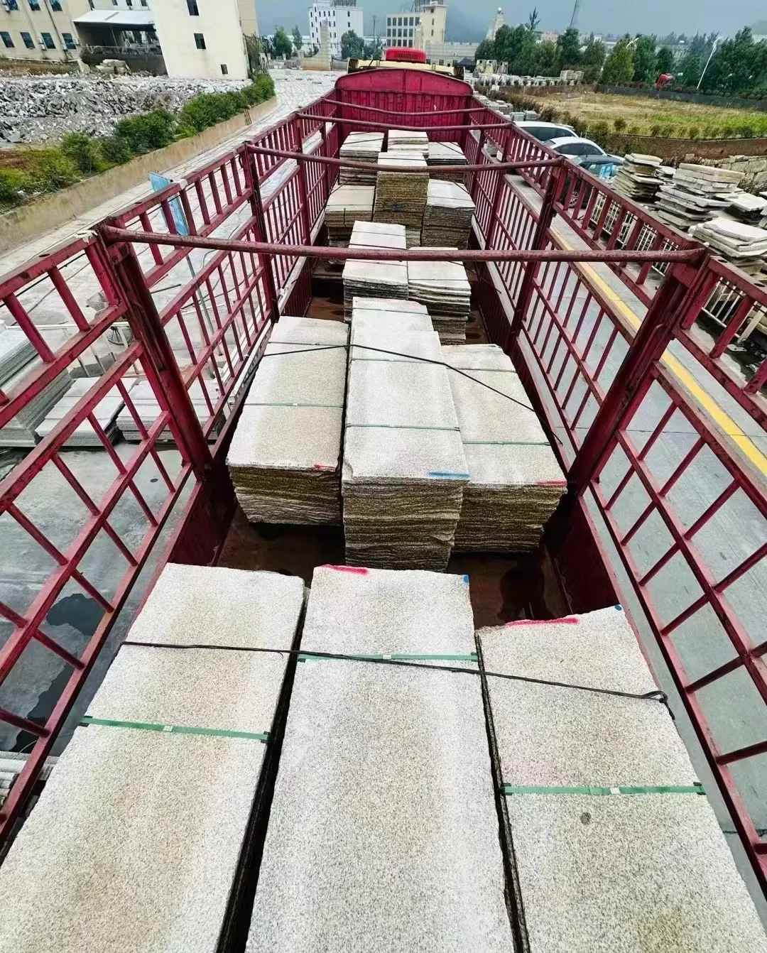 乐山 黄金麻花岗岩荔枝面，光面毛板装车完成