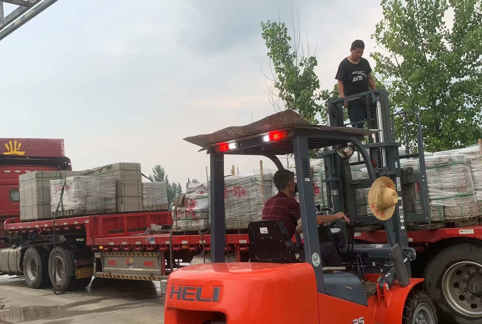 乐山 黄金麻冰裂纹，地铺石装车