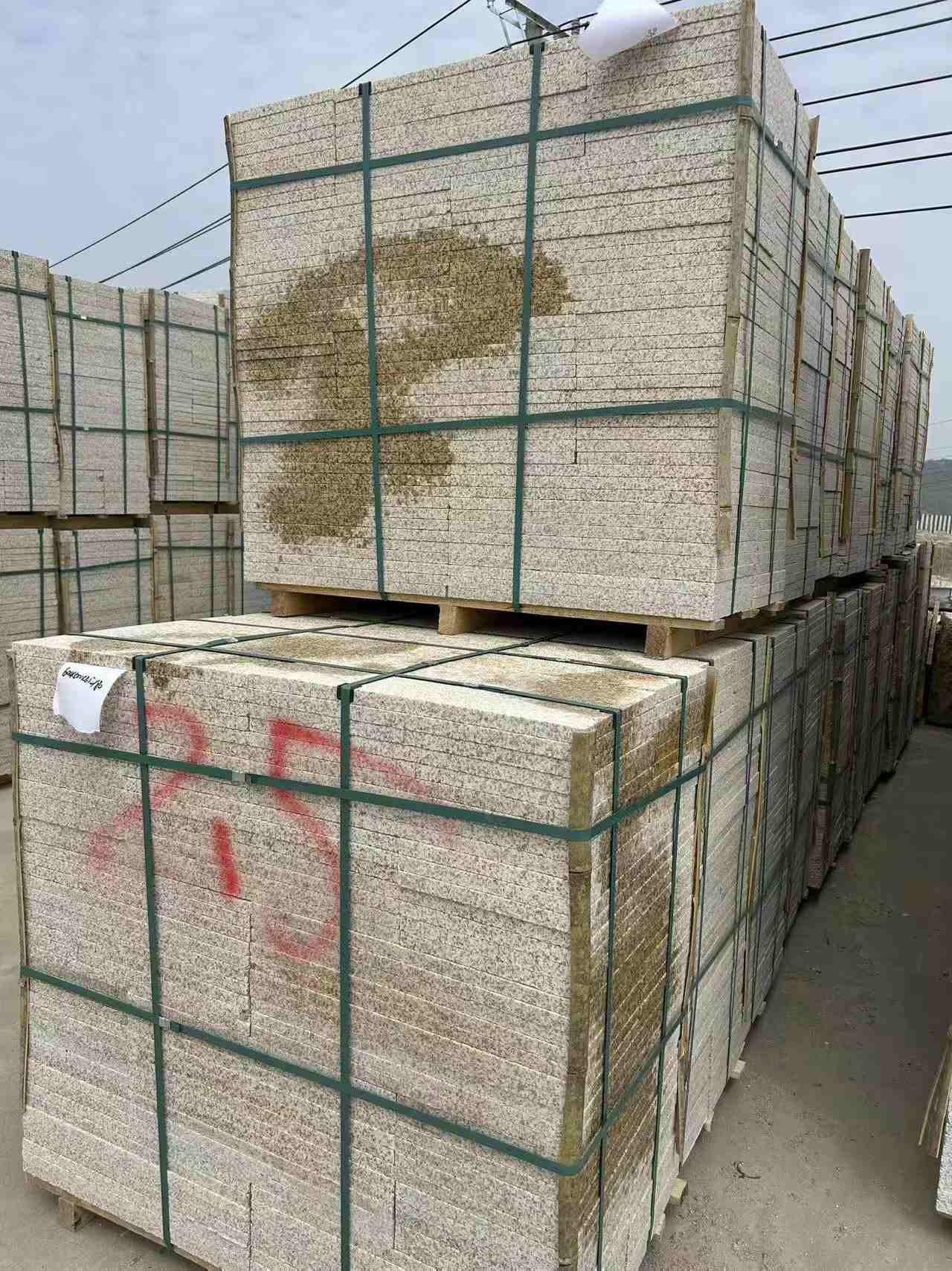 乐山 黄金麻花岗岩石材荔枝面地铺石2.5*300*600