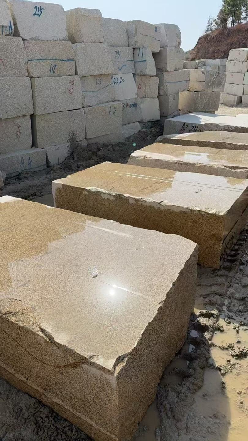 乐山 黄金麻方料堆场洗料分选中，原材料充足